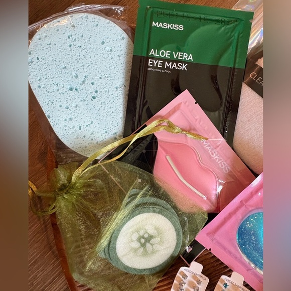 Assorted skin care & gift set - Picture 4 of 5